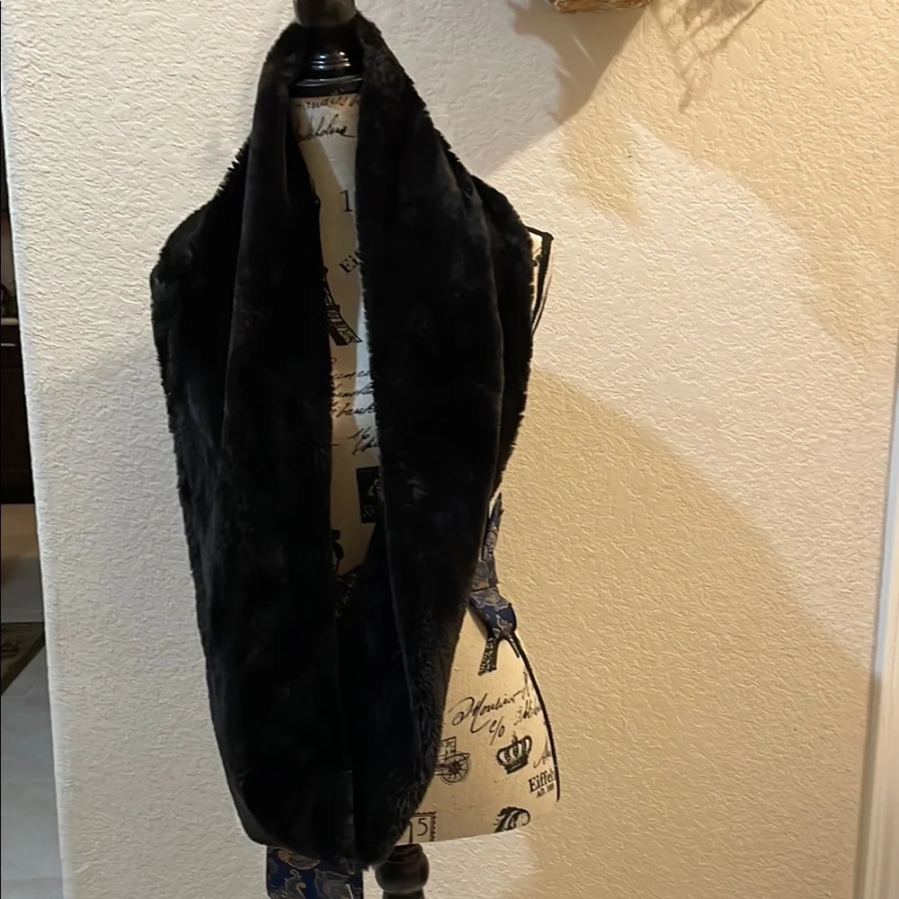 Elegant~ Chic Black Faux Fur Infinity Scarf NWOT Size: 30 inches Long WEST LOOP